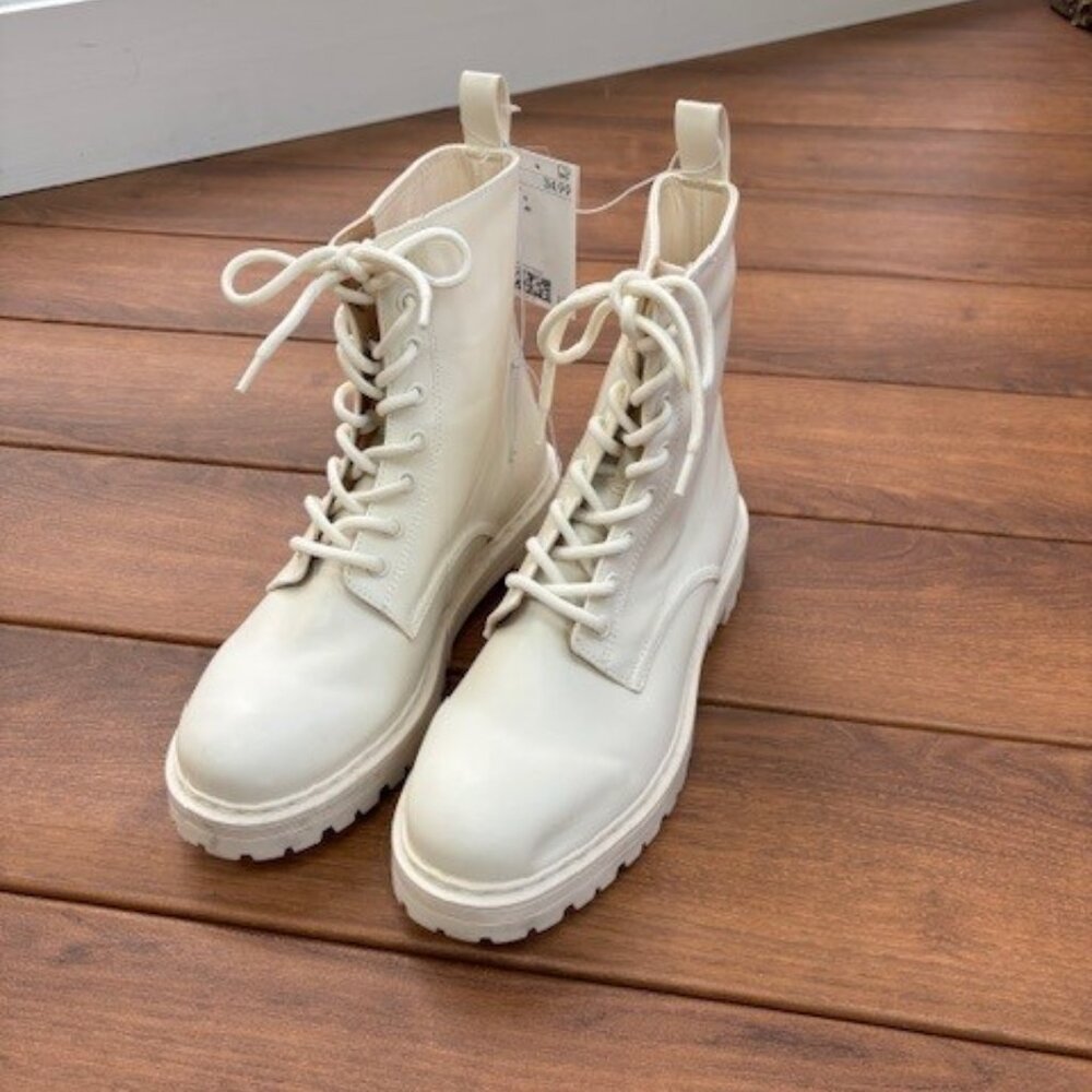 NEW! Women's Cream Color Pleather Boots from H&M Size 9 / 40 - NWT